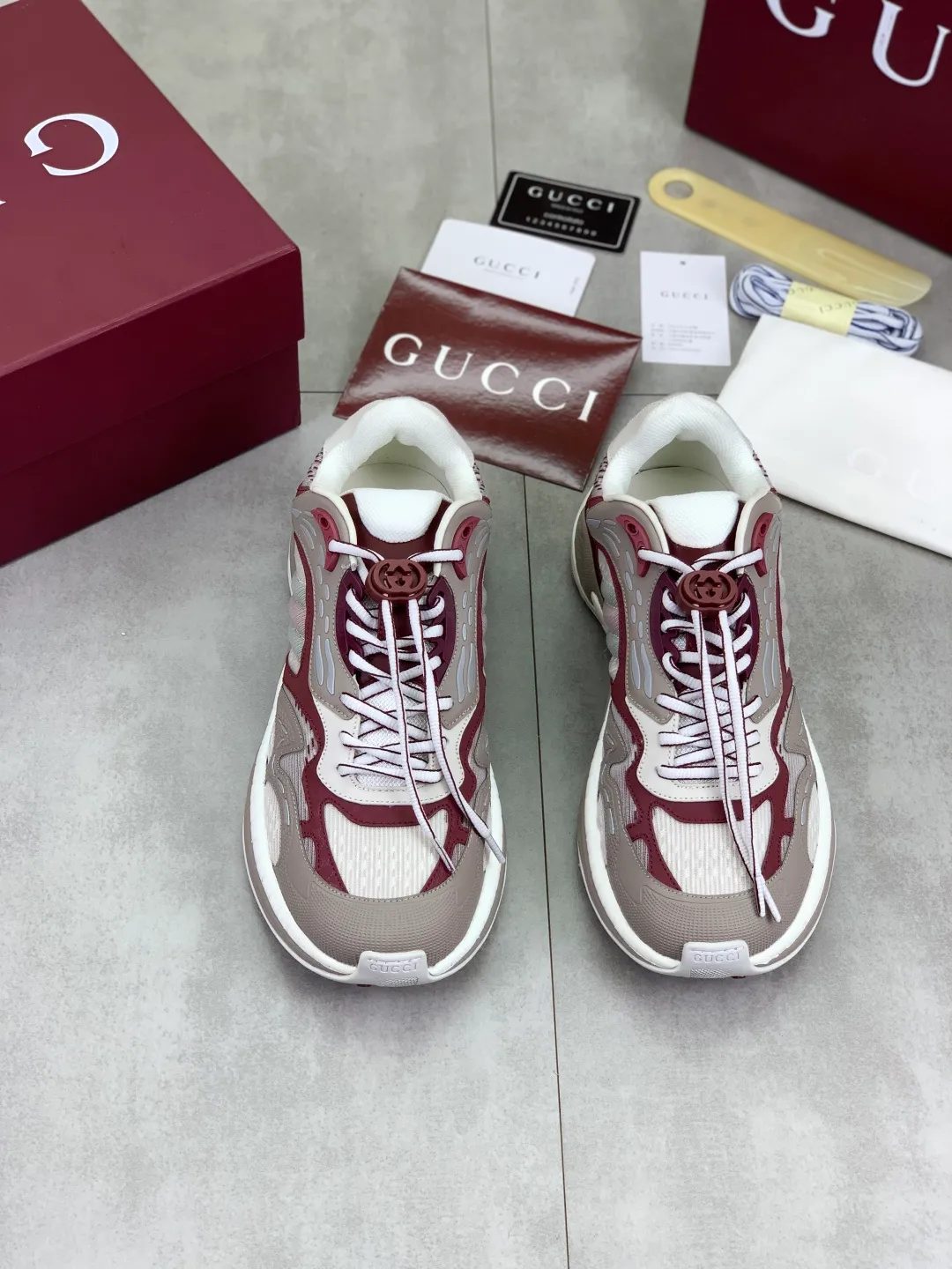 Men's shoes 💰P980 new style 💰 Gucci, couple style, women's style will be released later, new 2.0 futuristic sneakers‼ ️A pair of subversive sneakers is here. Gucci 2.0, a full series of 4 colors with key investment, smart silhouette: slightly curved forefoot design, you can clearly feel the propulsion when commuting and trotting, and it can enhance the sense of line extension when paired with wide-leg pants or cycling pants. EVA thick soles not only have a comfortable height-increasing effect, but also reduce weight (it actually lasts 3 hours of shopping without tiring your feet!) Highlight moments for lazy people: 2. Just choose it for airport wear! You can take them off in seconds after passing the security check (you can put them on as soon as you lift the heel strap), because the shoes come with a sliding buckle, so no need! ! Tie your shoes. Really achieve the sense of relaxation that goes with you. Size: Female 35-40 Male 39-45